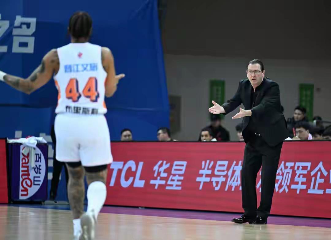 体育软件-林庭谦20分5板8助 CBA常规赛天津106-76战胜福建 邹阳23分