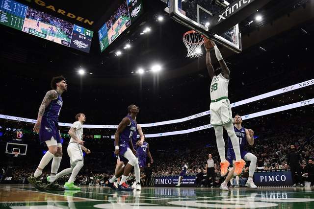 正版通道-爆大冷！东部第二轰然倒下：全场鸦雀无声，黑马三人组轰56分